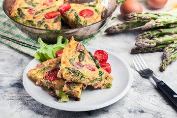 Frittata made of eggs, asparagus and tomatoes