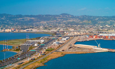 Obraz premium Oakland Middle Harbor highway in aerial view