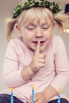 Kind mit Finger macht pscht leise Finger auf Lippen s&uuml;&szlig;es kind 