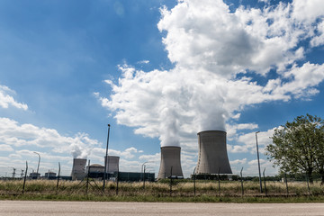 Une centrale nucléaire en fonctionnement au milieu de la nature