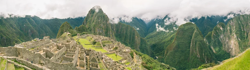 Papier Peint photo Machu Picchu Vue panoramique supérieure de la ville haute dans les ruines de la ville antique de Machu Picchu avec Huayna Picchu et toute la vallée verte en arrière-plan. Belle destination de voyage dans la Vallée Sacrée, Pérou