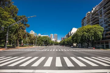 Foto op Canvas Voetgangersoversteekplaats over de Av. Pres. Figueroa Alcorta in Buenos Aires, Argentinië. © Aleksandar Todorovic