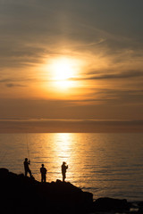 Fototapeta premium 夕暮れの海と磯釣り