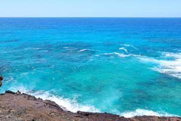 ハワイ　オアフ島　ターコイズブルーの海と海岸の景色