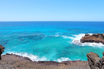 ハワイ　オアフ島　ターコイズブルーの海と海岸の景色