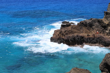 ハワイ　オアフ島　ターコイズブルーの海と海岸の景色