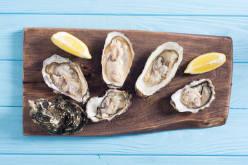 Fresh Oysters with lemon and white wine