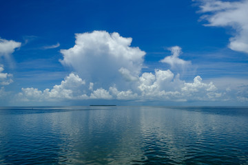 Obraz premium calm tranquil waters a mile offshore from Key West on a perfect summer boating day.