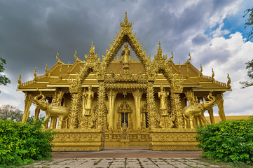 Wat Paknam Jolo, Chachoengsao, Thailand : The architecture of Thailand belonging to Buddhism is decorated with all gold colors. Take a picture when the background has a very covered sky.