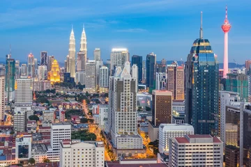 Fotobehang Stadsgezicht van Kuala Lumpur. Panoramisch uitzicht op de skyline van de stad van Kuala Lumpur tijdens zonsopgang bekijken van wolkenkrabbers bouwen en in Maleisië. © navintar