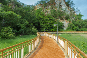 Obraz premium Rochaburi, Thailand: 16 June 2019 Bridge and Nature Walk Uttayan Khao Hin Ngu, Ratchaburi, Thailand