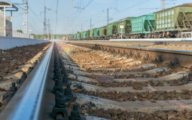 Fototapeta na wymiar view of the railway rail at the railway station next to the freight cars