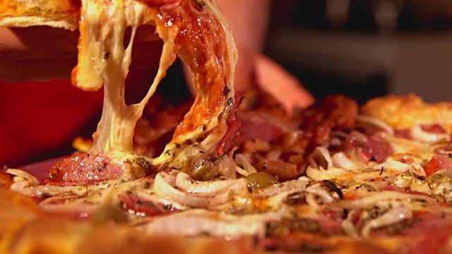 Fatia de pizza com queijo derretido