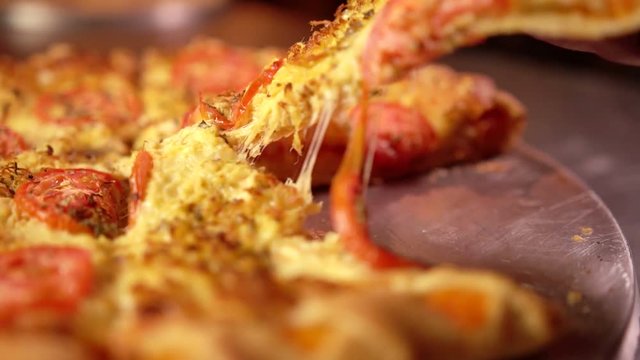 Puxando uma fatia de pizza de frango 
