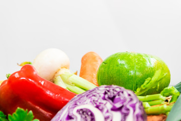 riquísimos vegetales de muchos colores texturas y sabores para una rica sopa  