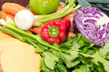 riquísimos vegetales de muchos colores texturas y sabores para una rica sopa  