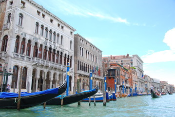 Fototapeta premium gondola boats in grand canal with blue sky background