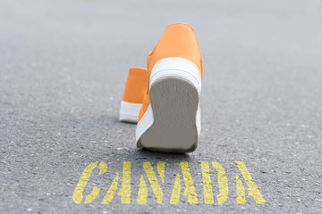 Schuhe gehen in RIchtung Kanada