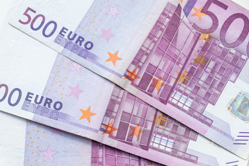 Stapel 500-EUR-Geldscheine wartet auf die Finanzwelt oder Börse für Prämien und Gewinne ebenso wie Kredit