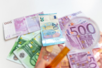 Haufen Bargeld aus Geldscheinen und EURO-Münzen zeugt von Reichtum in der Finanzwelt und schnelles Geld