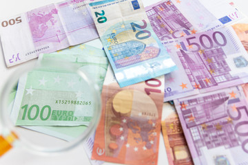 Haufen Bargeld aus Geldscheinen und EURO-Münzen zeugt von Reichtum in der Finanzwelt und schnelles Geld