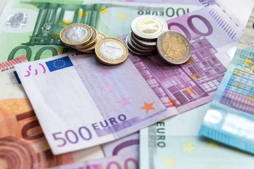 Haufen Bargeld aus Geldscheinen und EURO-Münzen zeugt von Reichtum in der Finanzwelt und schnelles Geld