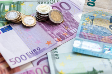 Haufen Bargeld aus Geldscheinen und EURO-Münzen zeugt von Reichtum in der Finanzwelt und schnelles Geld