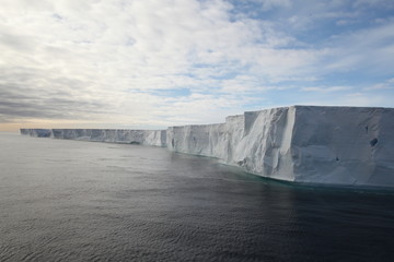 Fototapeta na wymiar Ice Shelf / 棚氷