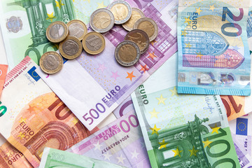 Obraz na płótnie Canvas Haufen Bargeld aus Geldscheinen und EURO-Münzen zeugt von Reichtum in der Finanzwelt und schnelles Geld