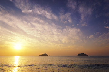 Fototapeta na wymiar Beautiful landscape sky sunrise over the sea in the morning