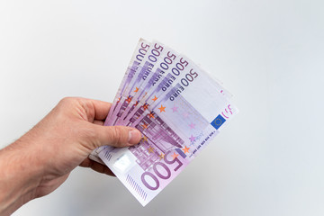 Männerhand hält Geldschein zur Bezahlung mit Bargeld oder als Prämie / Provision bereit