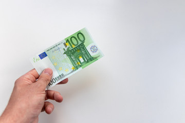 M&auml;nnerhand h&auml;lt Geldschein zur Bezahlung mit Bargeld oder als Pr&auml;mie / Provision bereit