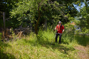 Obraz premium Man mowing his lawn