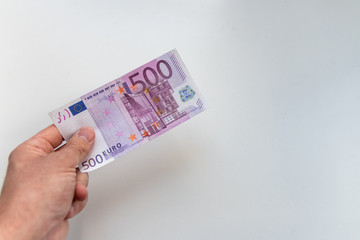 Männerhand hält Geldschein zur Bezahlung mit Bargeld oder als Prämie / Provision bereit