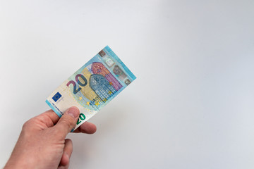 M&auml;nnerhand h&auml;lt Geldschein zur Bezahlung mit Bargeld oder als Pr&auml;mie / Provision bereit