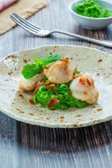 Scallops with minted peas and crispy pancetta - closeup