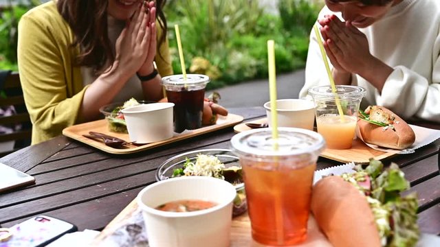 オープンテラスで食事する女性たち