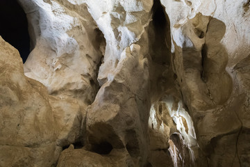 Tour durch felsiges Höhlengestein