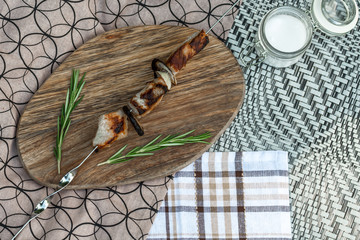 Obraz premium Delicious, juicy pork shish kebab. Concept picnic top view.
