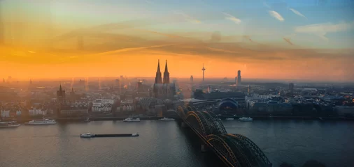Luftaufnahme von Köln und dem Kölner Dom bei Sonnenuntergang © Filip