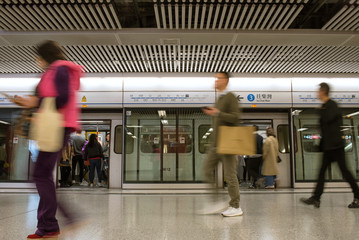 Commuters on MTR station platform in Hong Kong　香港の地下鉄「MTR」駅のプラットホーム - obrazy, fototapety, plakaty