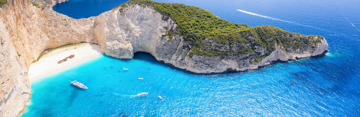 Fototapeta premium Panorama słynnej plaży Navagio wrakowej na Zakynthos z błękitnym morzem i drobnym piaskiem, Wyspy Jońskie, Grecja