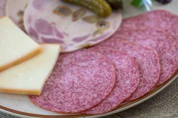 fromage à raclette et charcuterie