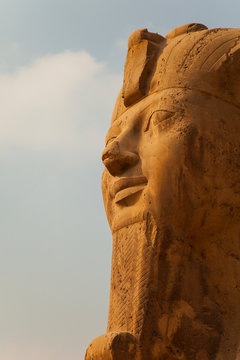 Esfinge colosal de calcita, Menfis, El Cairo, Valle del Nilo, Egipto.