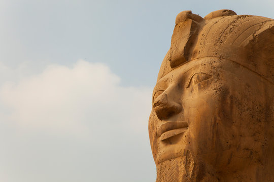 Esfinge colosal de calcita, Menfis, El Cairo, Valle del Nilo, Egipto.