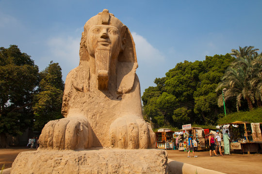 Esfinge colosal de calcita, Menfis, El Cairo, Valle del Nilo, Egipto.