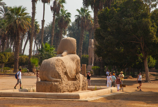 Esfinge colosal de calcita, Menfis, El Cairo, Valle del Nilo, Egipto.