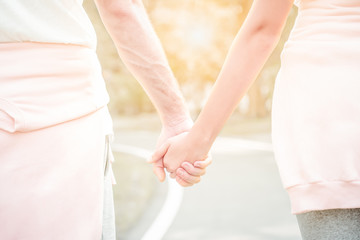 Obraz premium Young couple in love walking in the autumn park holding hands