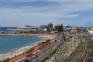 Tarrogone, bord de mer avec route et voie ferrée. Espagne.