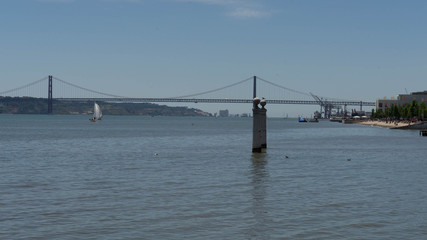 Terreiro do paço com a ponte no fundo